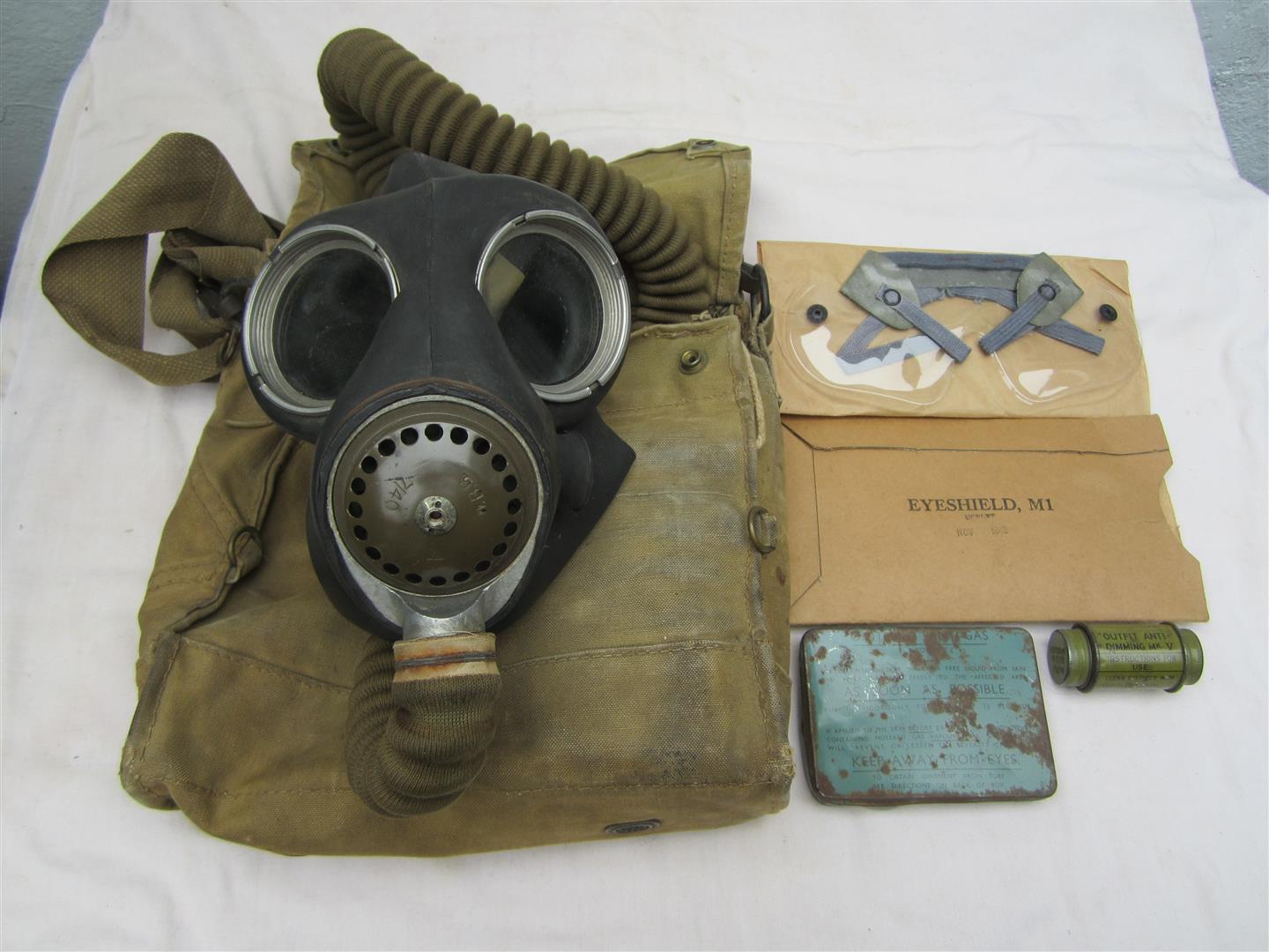 WW2 British Early Gasmask - Complete